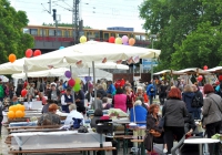 Buntes Treiben, Blick über die Gastgebertische