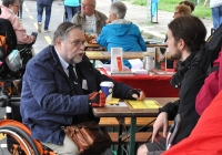 Foto Besucher an einem Infotisch im Gespräch