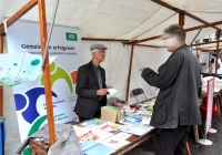 Foto am Stand der AOK mit Herr Fronhöfer und Besucher