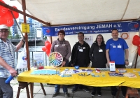 Foto am Infostand der Bundesvereinigung JEMAH e.V