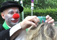 Foto Clown Bruno in Aktion mit Besucherin