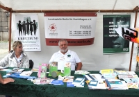 Foto am Infostand der Landesstelle Berlin für Suchtfragen